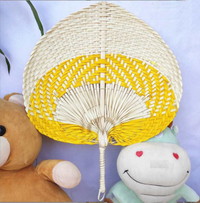 L'éventail est un accessoire polyvalent qui vous offre un moyen élégant de vous rafraîchir en été. Chaque éventail est tressé à la main et offre une décoration murale douce et des couleurs vibrantes.