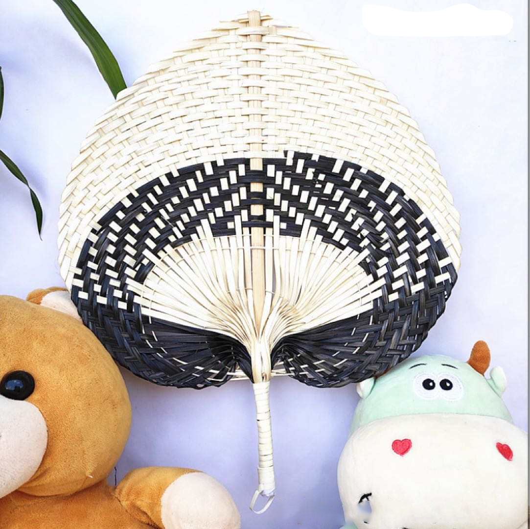 L'éventail est un accessoire polyvalent qui vous offre un moyen élégant de vous rafraîchir en été. Chaque éventail est tressé à la main et offre une décoration murale douce et des couleurs vibrantes.
