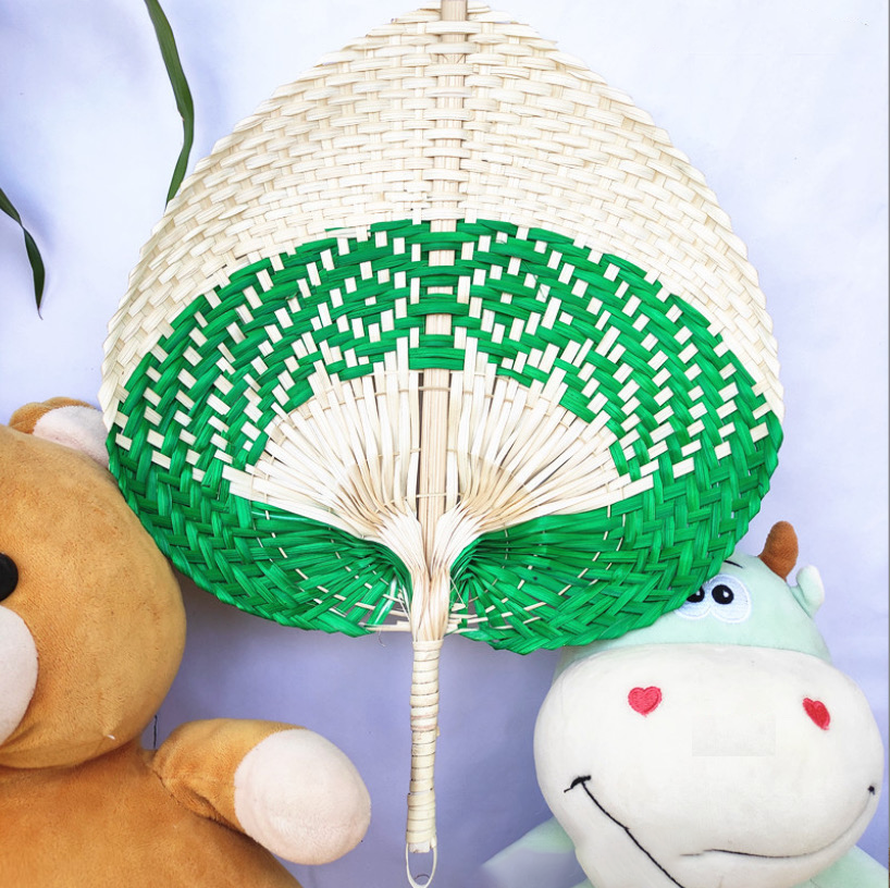 L'éventail est un accessoire polyvalent qui vous offre un moyen élégant de vous rafraîchir en été. Chaque éventail est tressé à la main et offre une décoration murale douce et des couleurs vibrantes.