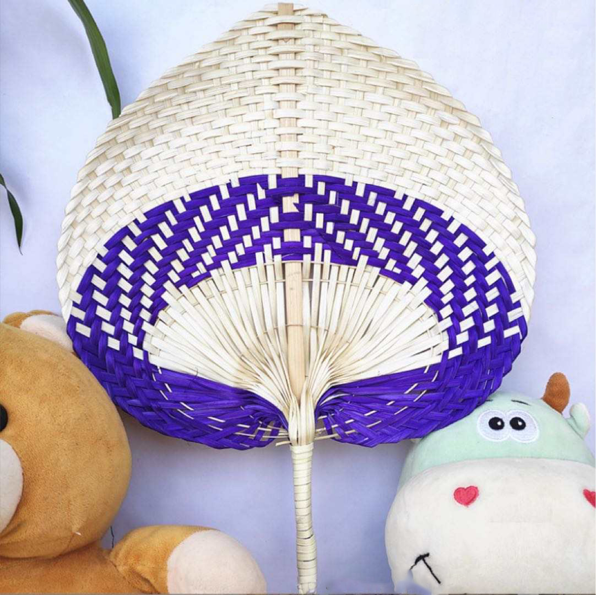 L'éventail est un accessoire polyvalent qui vous offre un moyen élégant de vous rafraîchir en été. Chaque éventail est tressé à la main et offre une décoration murale douce et des couleurs vibrantes.