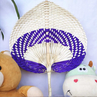 L'éventail est un accessoire polyvalent qui vous offre un moyen élégant de vous rafraîchir en été. Chaque éventail est tressé à la main et offre une décoration murale douce et des couleurs vibrantes.