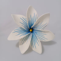 Tekiteki Tiare est l'accessoire parfait pour sublimer votre look à l'occasion de fêtes et autres évènements spéciaux. Une fleur de couleur vivante et joyeuse à porter à l'oreille ou dans les cheveux, elle s'adapte à tous les style et permet de créer des tenues habillées et raffinées.