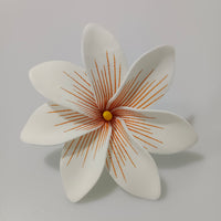 Tekiteki Tiare est l'accessoire parfait pour sublimer votre look à l'occasion de fêtes et autres évènements spéciaux. Une fleur de couleur vivante et joyeuse à porter à l'oreille ou dans les cheveux, elle s'adapte à tous les style et permet de créer des tenues habillées et raffinées.