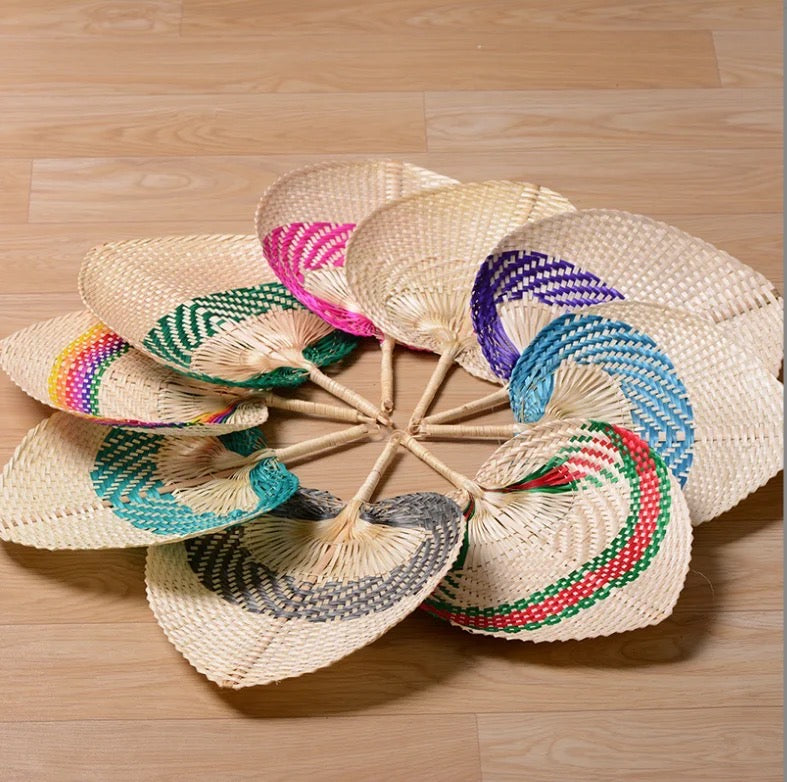 L'éventail est un accessoire polyvalent qui vous offre un moyen élégant de vous rafraîchir en été. Chaque éventail est tressé à la main et offre une décoration murale douce et des couleurs vibrantes.
