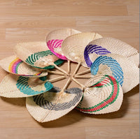 L'éventail est un accessoire polyvalent qui vous offre un moyen élégant de vous rafraîchir en été. Chaque éventail est tressé à la main et offre une décoration murale douce et des couleurs vibrantes.