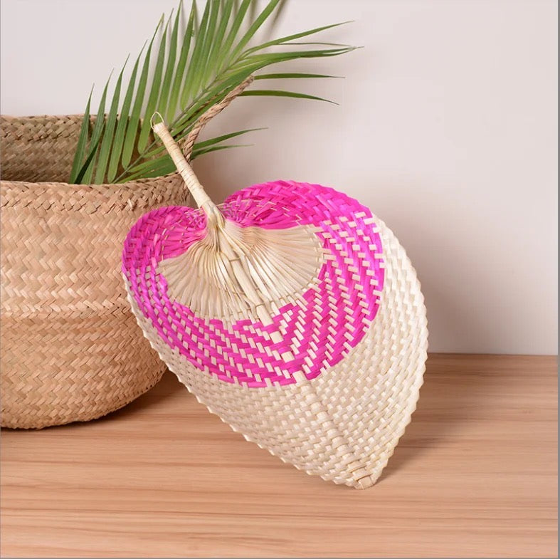 L'éventail est un accessoire polyvalent qui vous offre un moyen élégant de vous rafraîchir en été. Chaque éventail est tressé à la main et offre une décoration murale douce et des couleurs vibrantes.