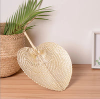 L'éventail est un accessoire polyvalent qui vous offre un moyen élégant de vous rafraîchir en été. Chaque éventail est tressé à la main et offre une décoration murale douce et des couleurs vibrantes.