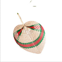 L'éventail est un accessoire polyvalent qui vous offre un moyen élégant de vous rafraîchir en été. Chaque éventail est tressé à la main et offre une décoration murale douce et des couleurs vibrantes.