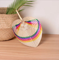 L'éventail est un accessoire polyvalent qui vous offre un moyen élégant de vous rafraîchir en été. Chaque éventail est tressé à la main et offre une décoration murale douce et des couleurs vibrantes.