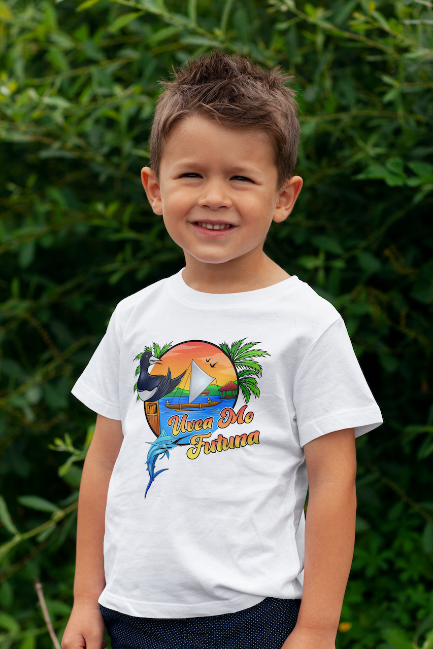 Inspirez créativité et originalité chez vos enfants avec ce t-shirt UVEA MO FUTUNA. Il est composé de couleurs exotiques qui raviront les plus jeunes. Offrez à vos enfants une tenue originale et unique !