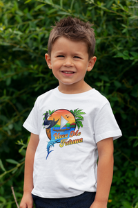 Inspirez créativité et originalité chez vos enfants avec ce t-shirt UVEA MO FUTUNA. Il est composé de couleurs exotiques qui raviront les plus jeunes. Offrez à vos enfants une tenue originale et unique !