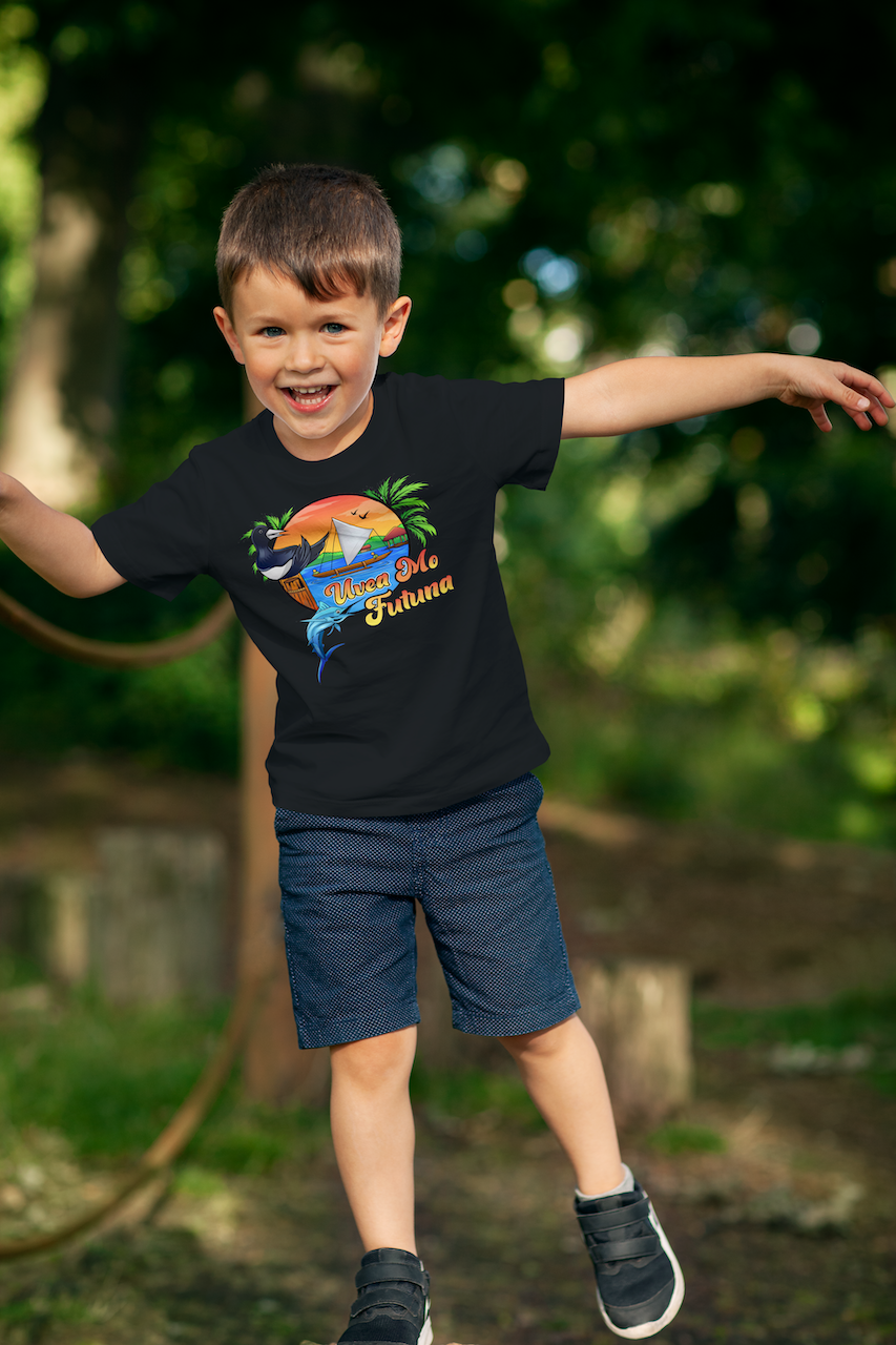 Inspirez créativité et originalité chez vos enfants avec ce t-shirt UVEA MO FUTUNA. Il est composé de couleurs exotiques qui raviront les plus jeunes. Offrez à vos enfants une tenue originale et unique !