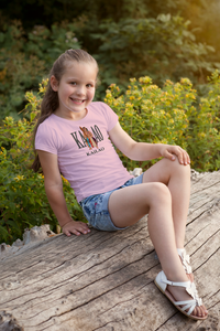 Le t-shirt Kailao pour enfants est conçu pour encourager l'amour de sa culture. Fabriqué avec des matériaux doux, il promet une expérience de port confortable. La conception imprimée met en valeur les mouvements de danse KAILAO, apportant à votre enfant couleur et style unique.
