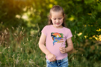 Inspirez créativité et originalité chez vos enfants avec ce t-shirt UVEA MO FUTUNA. Il est composé de couleurs exotiques qui raviront les plus jeunes. Offrez à vos enfants une tenue originale et unique !