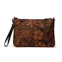 Ce sac à main, aux motifs samoans et avec les fleurs tropicales,  est parfait pour vos soirées. Avec son look unique et sa pratique bandoulière, vous pourrez l'emporter partout avec style et facilité.