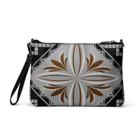 Ce sac à main, aux motifs tapa, est parfait pour vos soirées. Avec son look unique et sa pratique bandoulière, vous pourrez l'emporter partout avec style et facilité.