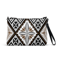 Ce sac à main en motif tapa est parfait pour vos soirées. Avec son look unique et sa pratique bandoulière, vous pourrez l'emporter partout avec style et facilité.