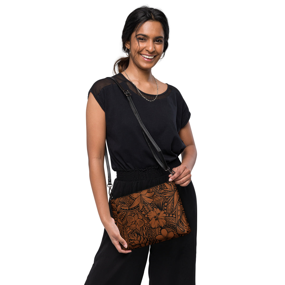 Ce sac à main, aux motifs samoans et avec les fleurs tropicales,  est parfait pour vos soirées. Avec son look unique et sa pratique bandoulière, vous pourrez l'emporter partout avec style et facilité.
