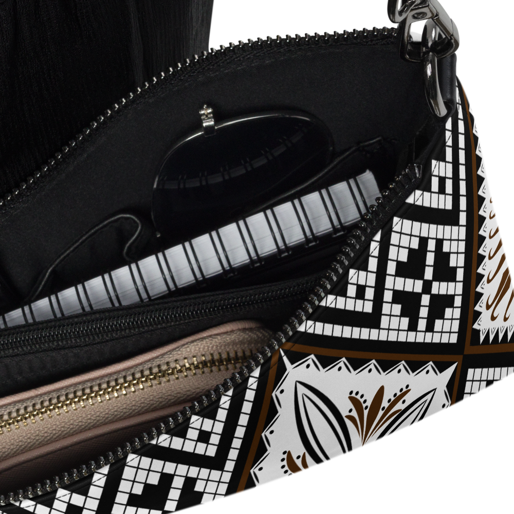 Ce sac à main en motif tapa est parfait pour vos soirées. Avec son look unique et sa pratique bandoulière, vous pourrez l'emporter partout avec style et facilité.