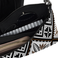 Ce sac à main en motif tapa est parfait pour vos soirées. Avec son look unique et sa pratique bandoulière, vous pourrez l'emporter partout avec style et facilité.