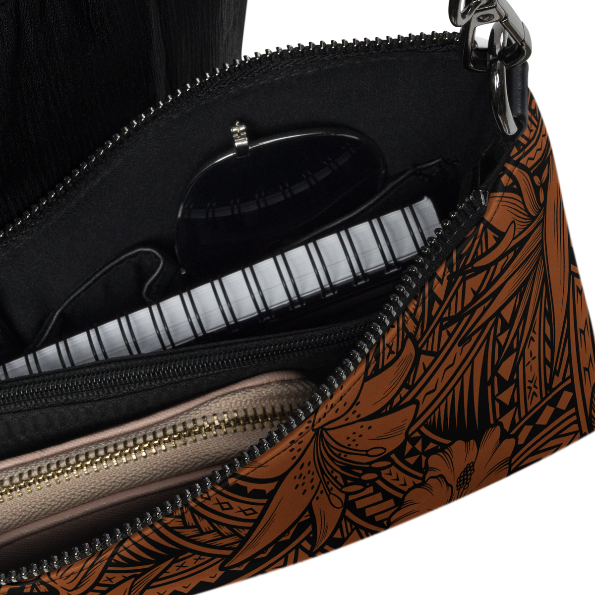Ce sac à main, aux motifs samoans et avec les fleurs tropicales,  est parfait pour vos soirées. Avec son look unique et sa pratique bandoulière, vous pourrez l'emporter partout avec style et facilité.