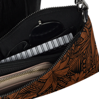 Ce sac à main, aux motifs samoans et avec les fleurs tropicales,  est parfait pour vos soirées. Avec son look unique et sa pratique bandoulière, vous pourrez l'emporter partout avec style et facilité.