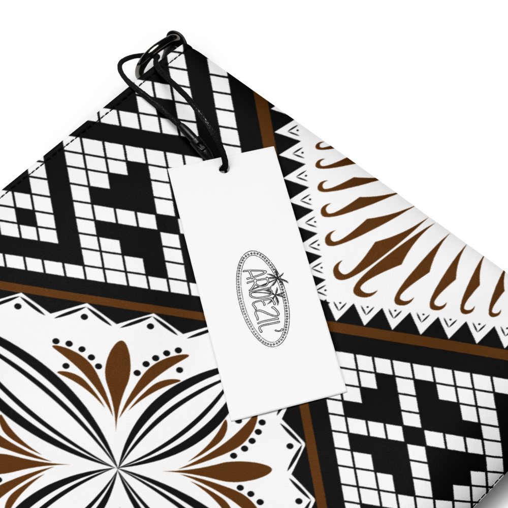 Ce sac à main en motif tapa est parfait pour vos soirées. Avec son look unique et sa pratique bandoulière, vous pourrez l'emporter partout avec style et facilité.