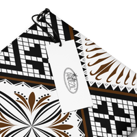 Ce sac à main en motif tapa est parfait pour vos soirées. Avec son look unique et sa pratique bandoulière, vous pourrez l'emporter partout avec style et facilité.