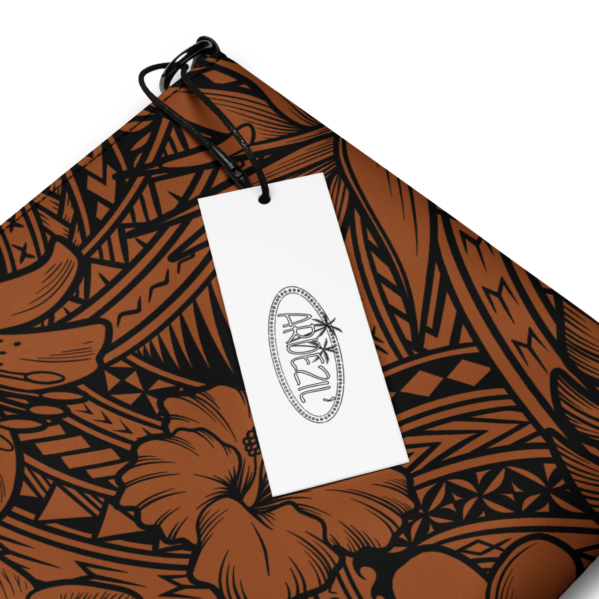 Ce sac à main, aux motifs samoans et avec les fleurs tropicales,  est parfait pour vos soirées. Avec son look unique et sa pratique bandoulière, vous pourrez l'emporter partout avec style et facilité.