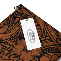 Ce sac à main, aux motifs samoans et avec les fleurs tropicales,  est parfait pour vos soirées. Avec son look unique et sa pratique bandoulière, vous pourrez l'emporter partout avec style et facilité.