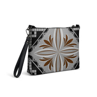 Ce sac à main, aux motifs tapa, est parfait pour vos soirées. Avec son look unique et sa pratique bandoulière, vous pourrez l'emporter partout avec style et facilité.