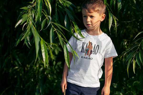 Le t-shirt Kailao pour enfants est conçu pour encourager l'amour de sa culture. Fabriqué avec des matériaux doux, il promet une expérience de port confortable. La conception imprimée met en valeur les mouvements de danse KAILAO, apportant à votre enfant couleur et style unique.