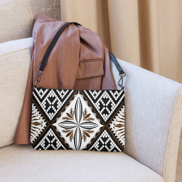 Ce sac à main en motif tapa est parfait pour vos soirées. Avec son look unique et sa pratique bandoulière, vous pourrez l'emporter partout avec style et facilité. 