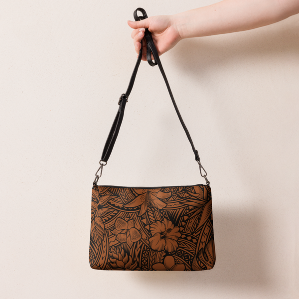 Ce sac à main, aux motifs samoans et avec les fleurs tropicales,  est parfait pour vos soirées. Avec son look unique et sa pratique bandoulière, vous pourrez l'emporter partout avec style et facilité.