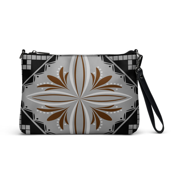 Ce sac à main, aux motifs tapa, est parfait pour vos soirées. Avec son look unique et sa pratique bandoulière, vous pourrez l'emporter partout avec style et facilité.